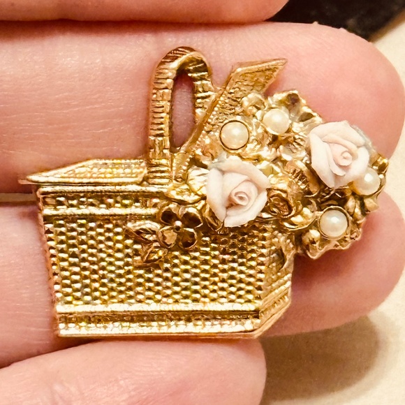 1928 Brand Gold Tone Picnic Basket Brooch w/Pink Porcelain Roses & Faux Pearls - Picture 1 of 12